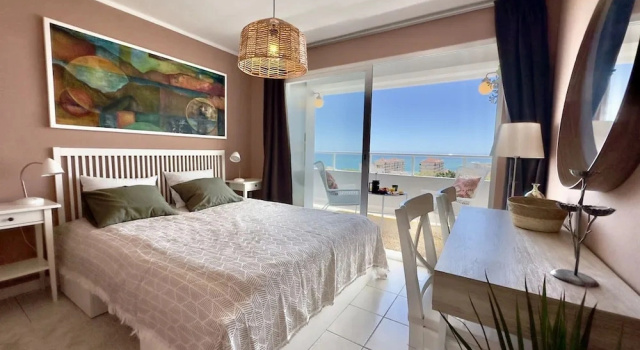 Коттедж Central Apartment With Seaview Terrace and Pool