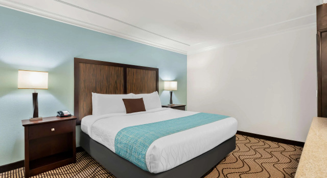 Четырёхместный люкс с балконом Best Western Plus Irvine Spectrum Hotel
