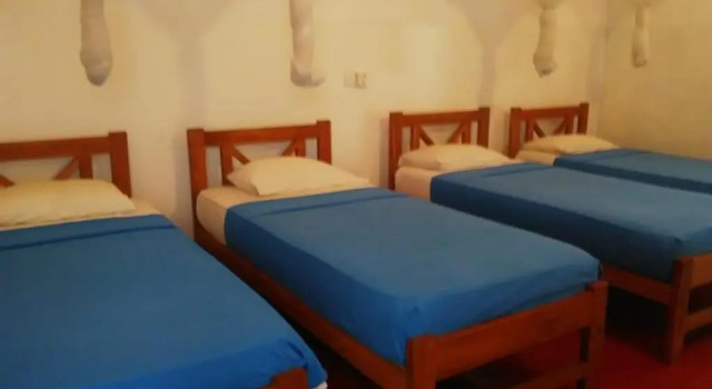 Кровать в общем номере (мужской номер) Hotel Mango Garden