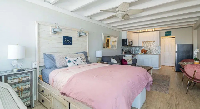 Люкс Coral Cove Beachfront Condo for 3 w/ Onsite Pool