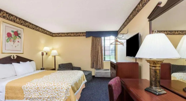 Номер Standard Days Inn & Suites by Wyndham Youngstown / Girard Ohio
