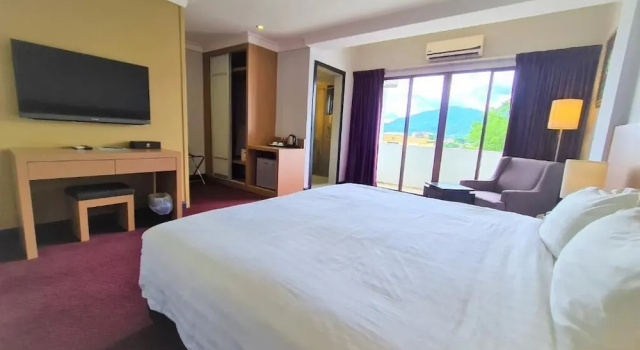 Dyrektorski dwuosobowy pokój i balkonem Merdeka Hotel Kluang
