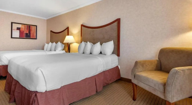 Четырёхместный номер Standard с видом на озеро Best Western Plus Oswego Hotel and Conference Center