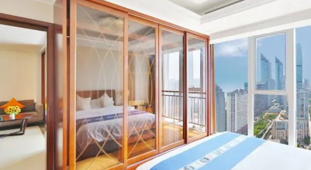 Люкс с 2 комнатами с видом на море Yuelan Seaview Hotel Apartment (Qingdao May Fourth Square China Railway Center)