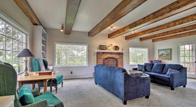 Remodeled Historic Farmhouse ~ 20 Mi to KC!, Reserva ahora Hotel Liberty Misuri
