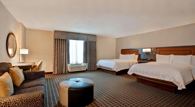 Четырёхместный люкс Hampton Inn & Suites Greenville-Downtown-Riverplace