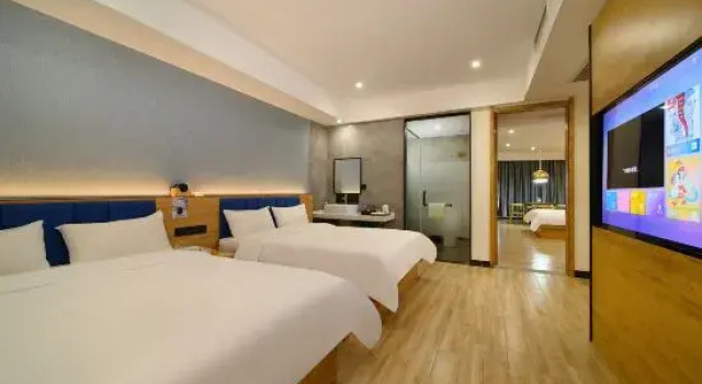 Семейный люкс с 2 комнатами View Movie Hotel (Yueyang Food Street Shop)