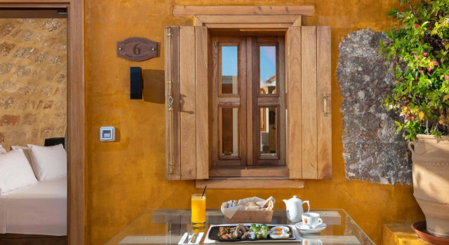 10GR Boutique Hotel and Wine Bar