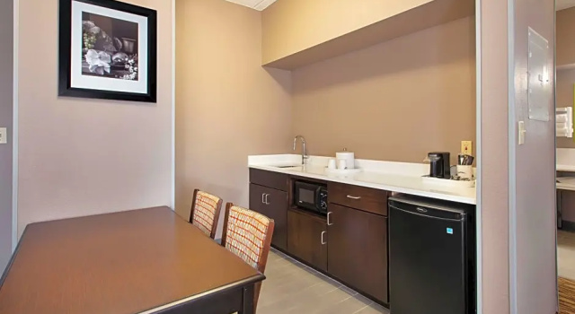 Четырёхместный люкс c 1 комнатой Hampton Inn & Suites Cleveland-Airport/Middleburg Heights