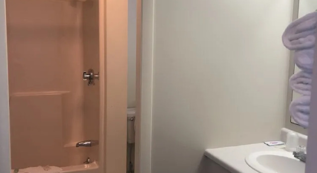 Четырёхместный номер Deluxe с балконом и с видом на залив Edenbrook Motel