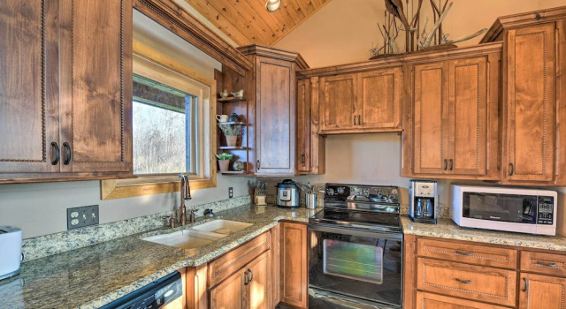 Коттедж с 3 комнатами North Shore Cabin w/ Fire Pit By Gooseberry Falls!