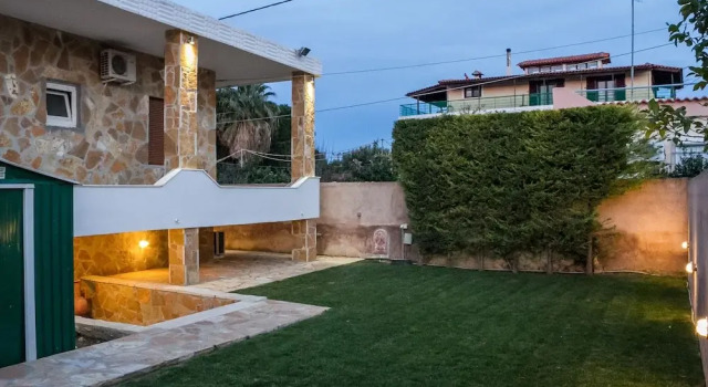 Апартаменты Spacious home with garden in Marathonas