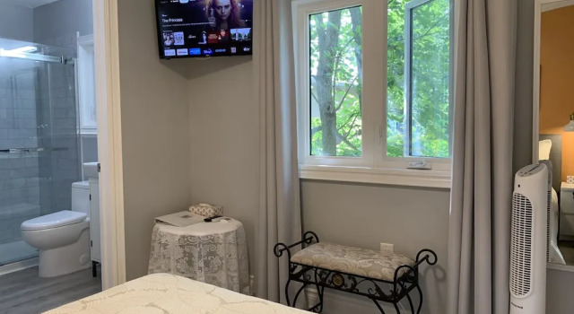 Ambiance by the Falls Cozy Suite, Забронировать Дом для отпуска Отели Ниагара Фолс с парковкой, рядом с Круиз Maid of the Mist, Парковка