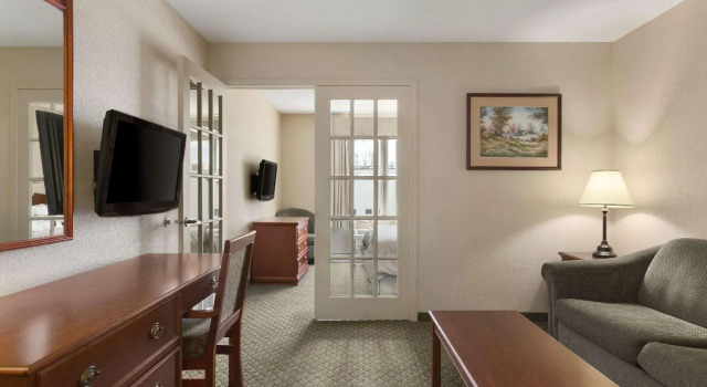 Двухместный люкс Days Inn & Suites by Wyndham Winkler