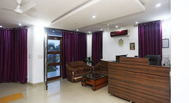 OYO 18648 Raj Inn, Varaa Hotelli Nilmatha Uttar Pradesh