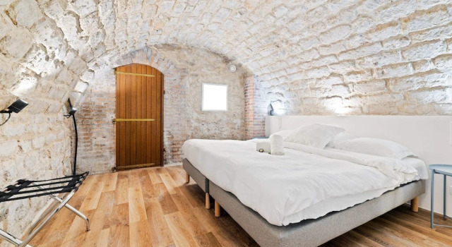 Souplex With Terrace in Rue de Faubourg, Забронировать Апартаменты/квартира 10-й округ: Республика Париж, рядом с Станция метро Rambuteau