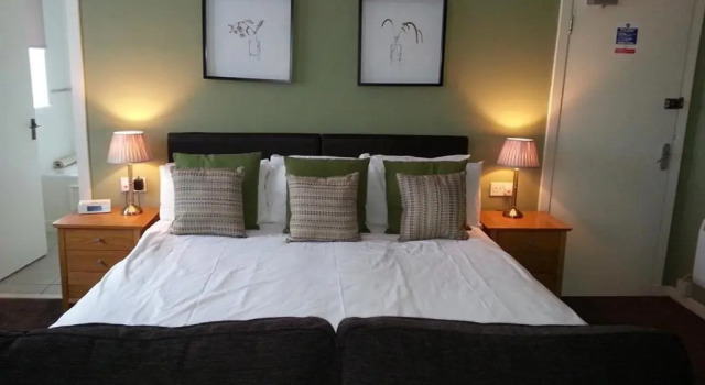 Четырёхместный номер Standard Inchture Hotel