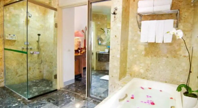 Четырёхместный семейный номер Standard с балконом Swan Lake Villa Resort