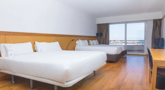 Четырёхместный номер Standard с балконом B&B HOTEL Sado Setúbal