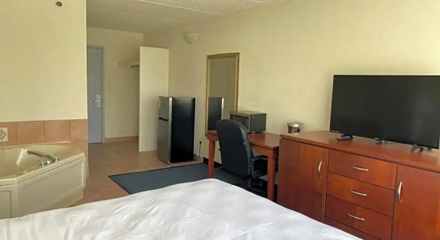 Двухместный люкс с балконом Miami Gardens Inn & Suites