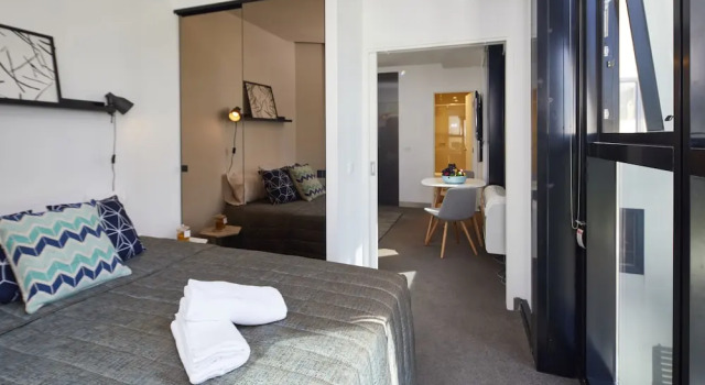 Stylish One Bedroom With Urban Convenience, Забронировать Отель Отели Мельбурна 3 звезды, рядом с Эврика-Тауэр, 3*