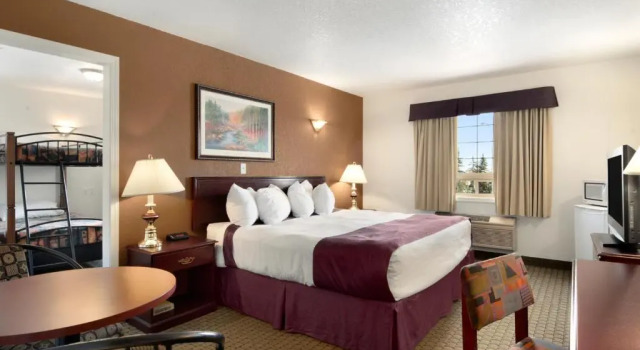 Четырёхместный люкс c 1 комнатой Ramada by Wyndham Red Deer Hotel & Suites