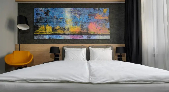 Maccani Black Luxury Suites
