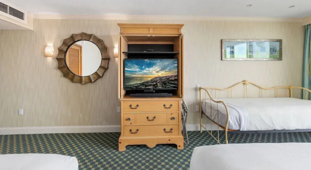 Четырёхместный номер Deluxe с балконом Pan American Oceanfront Hotel