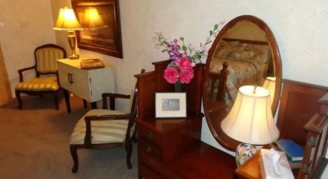 Lake view two bedroom, two bath log-sided cottage with private hot tub overlooking Lake Ouachita. by RedAwning, Varaa Lomakoti Hotellit Ozark uima-altaalla, Uima-allas