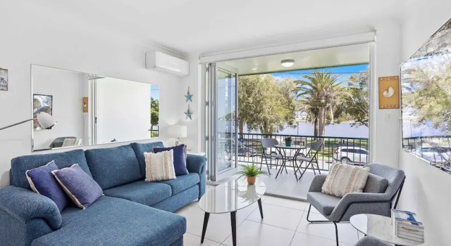 Апартаменты Palm Beach Waterfront Escape