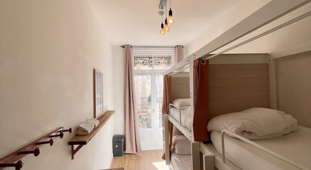 Кровать в общем номере с балконом Georges Hostel & Café