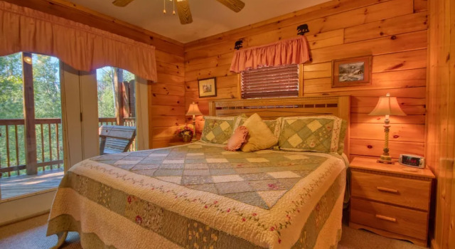 Коттедж с балконом Smoky Mountain Getaway #435