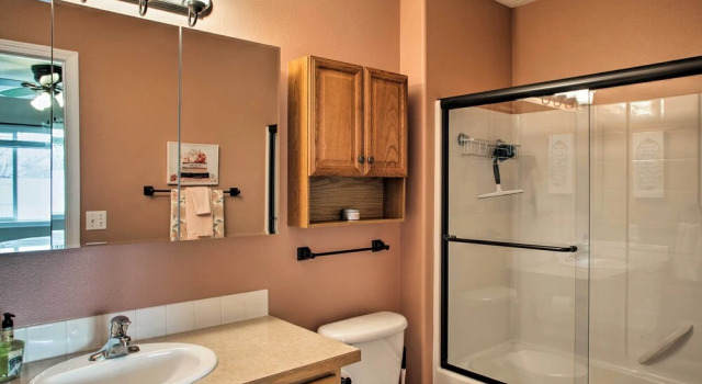 Коттедж с 3 комнатами с балконом Cozy Getaway w/ Yard & Patio: 4 Mi to Hayden Lake!