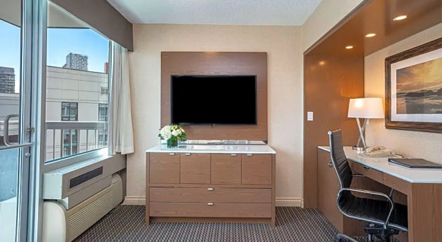 Четырёхместный семейный номер Deluxe Best Western Premier Chateau Granville Hotel & Suites & Conference Centre