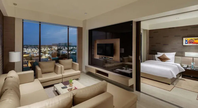 Люкс Deluxe с 2 комнатами с балконом и с видом на сад Wyndham Ahmedabad Shela