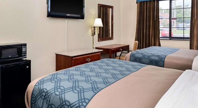 Четырёхместный номер Standard Econo Lodge Inn & Suites Shelbyville