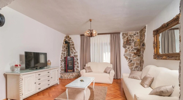 Nice Home in Srinjine With Wifi and 3 Bedrooms, Book Hotel Hoteller i Srinjine med pool, Swimmingpool