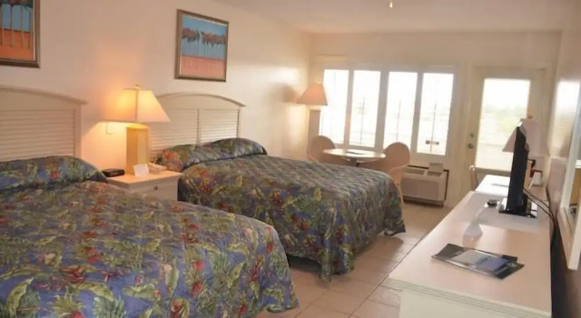 Четырёхместный номер Standard с балконом и с видом на воду Pirates Cove Resort and Marina - Stuart