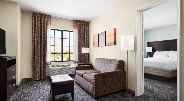 Люкс с красивым видом из окна Homewood Suites by Hilton Cathedral City Palm Springs