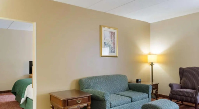 Четырёхместный люкс All Seasons Inn & Suites Smithfield Providence
