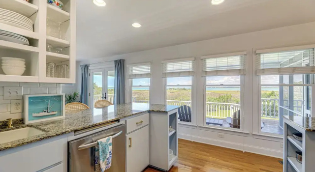 Waterfront Home w/ Screened Porch & Sunsets, Забронировать Дом для отпуска Харкерс-Айленд Северная Каролина