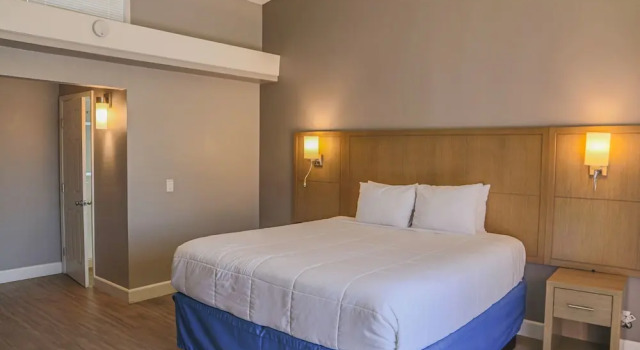 Двухместный номер Standard с балконом Days Inn by Wyndham Redwood City