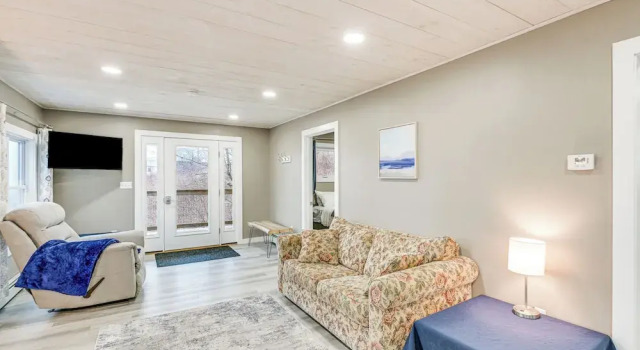 Cozy Maine Getaway: Covered Deck, Walk to Beach!, Buchen Sie Ferienwohnung Lubec Maine