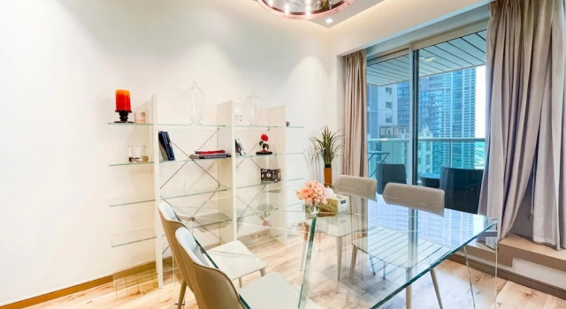 Апартаменты с балконом Luxurious 2 Bedroom Apartment Dubai Marina