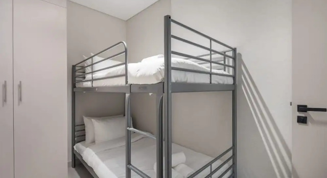 Free housekeeping visits during your stay - StayShort - Classy 4-Bedroom Villa With Spacious Balcony in Nad Al Sheba, Забронировать Вилла Коттеджи Дубая, Коттедж