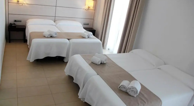 Четырёхместный номер Standard с балконом Hotel Puchet Ibiza