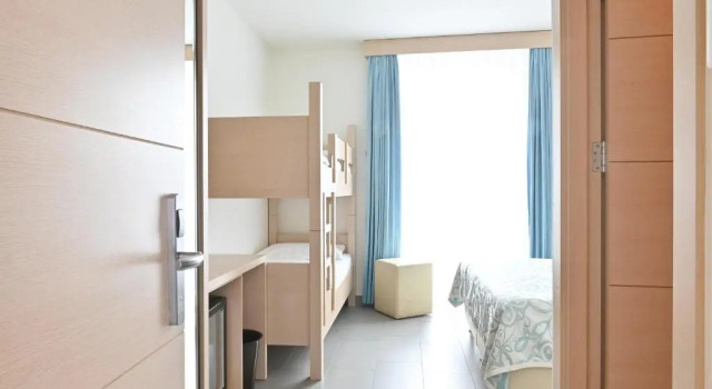 Четырёхместный номер Standard с балконом Hotel Marcos