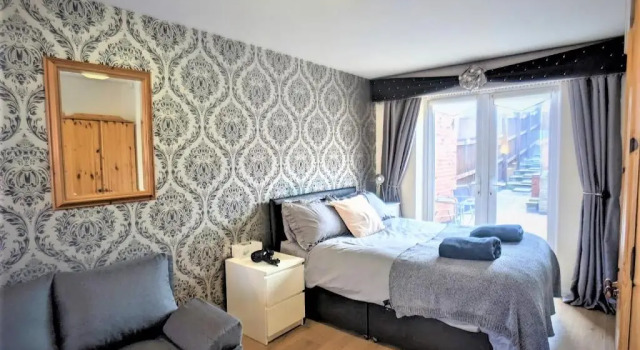 Коттедж 4 Bedrooms 3 Baths Large House Near City Centre, Free Parking