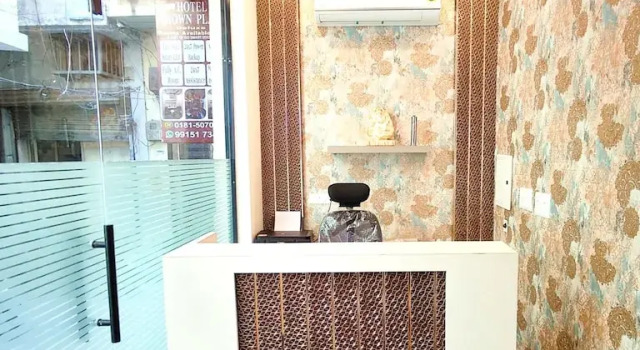 Hotel Crown Plaza Jalandhar, Varaa Hotelli Hotellit Punjab pysäköinnillä, Pysäköinti