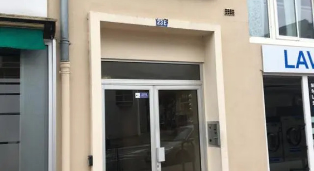 F2 en centre ville de LIMOGES, Забронировать Отель Отели Лиможа с парковкой, рядом с Церковь Сен-Мишель-де-Лион, Парковка